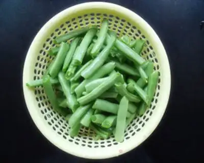 Make Dry stir-fried green beans step 1