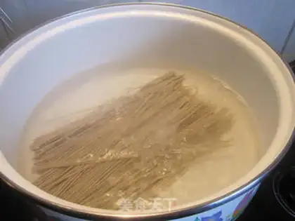 Make lettuce and beef soba noodles step 1