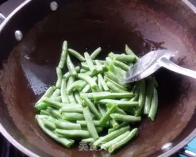 Make Dry stir-fried green beans step 2