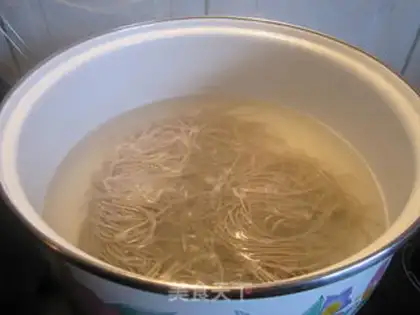 Make lettuce and beef soba noodles step 2
