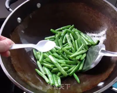 Make Dry stir-fried green beans step 3