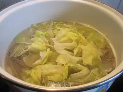 Make lettuce and beef soba noodles step 3