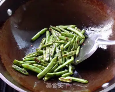 Make Dry stir-fried green beans step 4