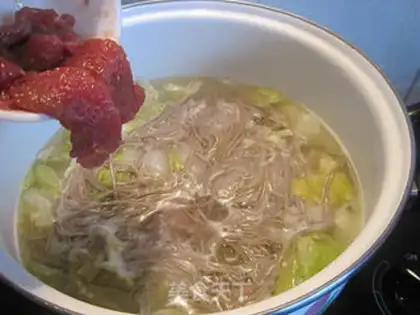 Make lettuce and beef soba noodles step 4