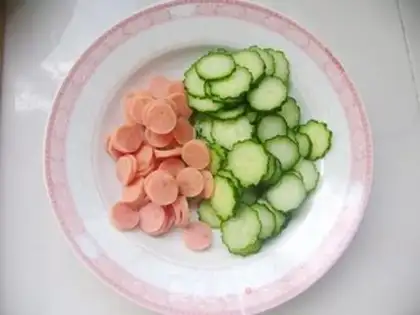Make Ham and cucumber slices step 0