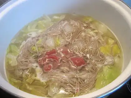 Make lettuce and beef soba noodles step 5