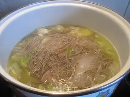 Make lettuce and beef soba noodles step 6