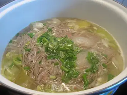 Make lettuce and beef soba noodles step 7
