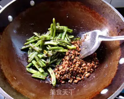 Make Dry stir-fried green beans step 10