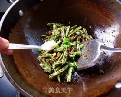 Make Dry stir-fried green beans step 11