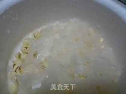 Make Longan lotus seed and lily soup step 1