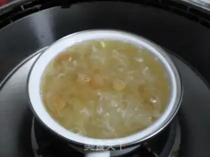Make Longan lotus seed and lily soup step 3