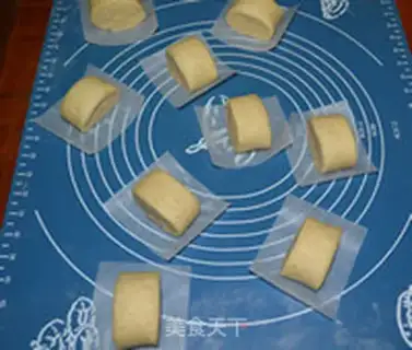 Make bean dregs condensed milk steamed buns step 4