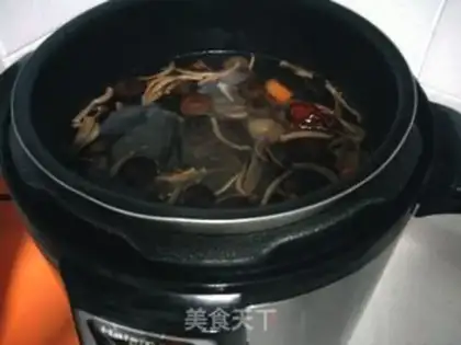 Make Cordyceps Flower and Black Chicken Soup step 1