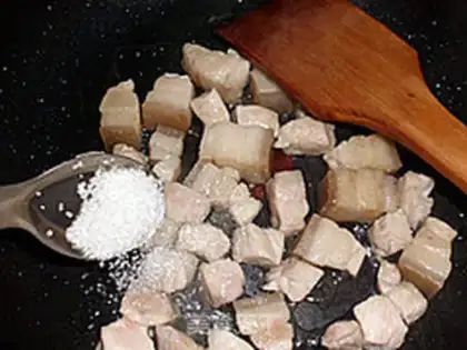 Make braised pork and potato step 1
