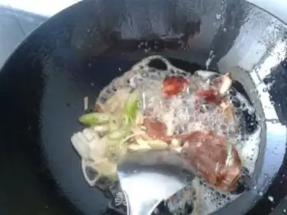 Make Roast chicken stewed noodles step 3