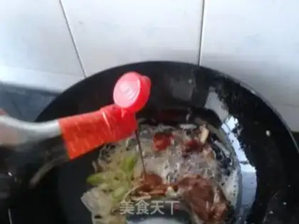 Make Roast chicken stewed noodles step 4