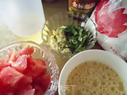 Make Scrambled eggs with garlic tomato step 0