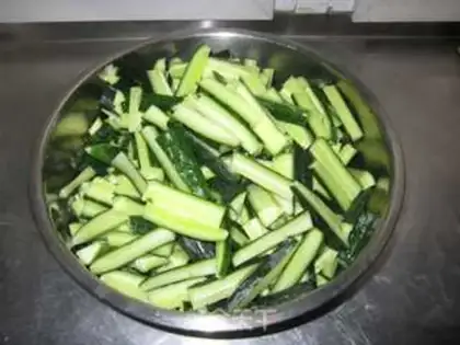 Make Marinated crispy melons in sauce step 1
