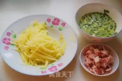 Make Pan-fried egg cake with shredded potatoes step 2