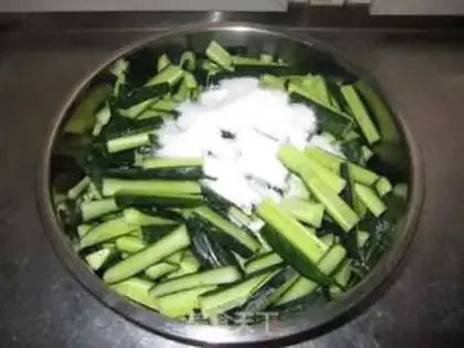 Make Marinated crispy melons in sauce step 2