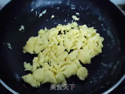 Make Scrambled eggs with garlic tomato step 3