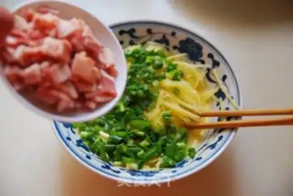 Make Pan-fried egg cake with shredded potatoes step 3