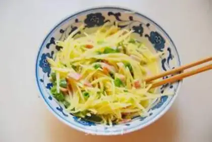 Make Pan-fried egg cake with shredded potatoes step 4