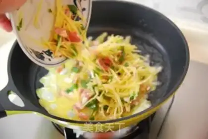 Make Pan-fried egg cake with shredded potatoes step 6
