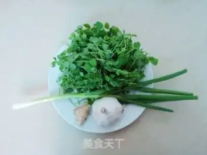 Make Tofu meatballs and bean sprouts soup step 1