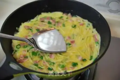 Make Pan-fried egg cake with shredded potatoes step 7