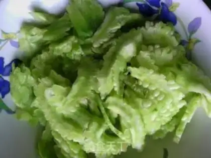 Make stir-fried pork with bitter gourd step 0