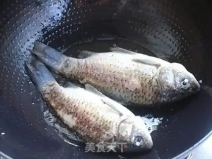 Make Crucian carp and mushroom soup step 2