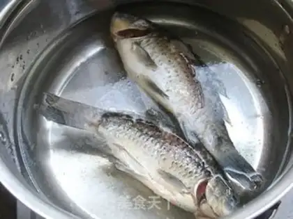 Make Crucian carp and mushroom soup step 3