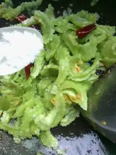 Make stir-fried pork with bitter gourd step 5