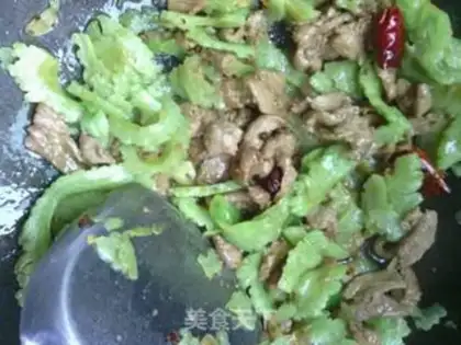 Make stir-fried pork with bitter gourd step 6