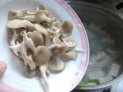 Make Crucian carp and mushroom soup step 7