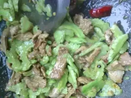 Make stir-fried pork with bitter gourd step 7
