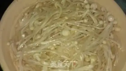 Make Black bean flavored golden needle fat beef step 1