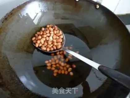 Make fried peanuts step 3