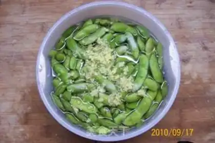 Make Fragrant grain edamame and chrysanthemum gizzard step 0