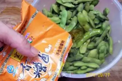 Make Fragrant grain edamame and chrysanthemum gizzard step 3