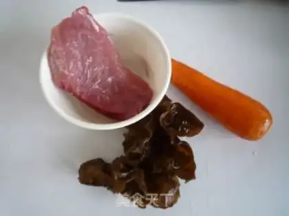Make stir-fried shredded pork with carrot and fungus step 0