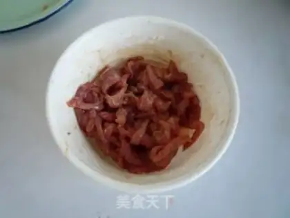 Make stir-fried shredded pork with carrot and fungus step 1