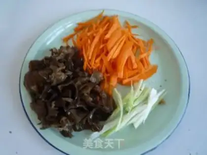 Make stir-fried shredded pork with carrot and fungus step 2