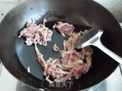 Make stir-fried shredded pork with carrot and fungus step 3