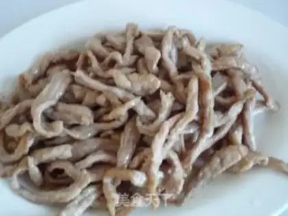 Make stir-fried shredded pork with carrot and fungus step 4