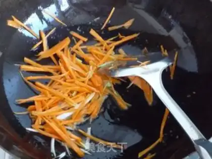 Make stir-fried shredded pork with carrot and fungus step 6