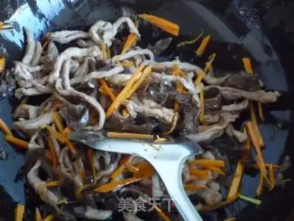 Make stir-fried shredded pork with carrot and fungus step 7