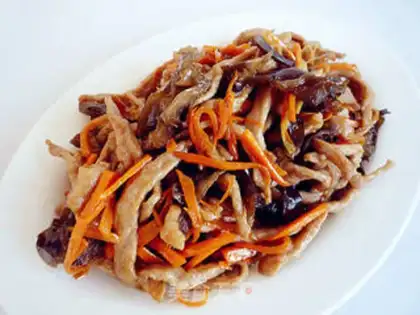 Make stir-fried shredded pork with carrot and fungus step 8